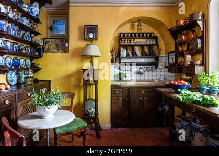 Piastre blu e bianche con coppe in rame e ripiano sopra il lavello, Lago di Garda. Foto Stock