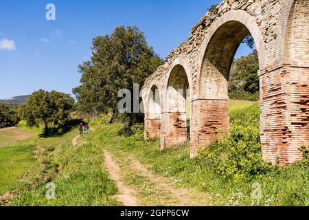 Lorrain acquedotto lungo la 'Via delle fonti', nella campagna di Campiglia Marittima, provincia di Livorno, Toscana, Italia Foto Stock