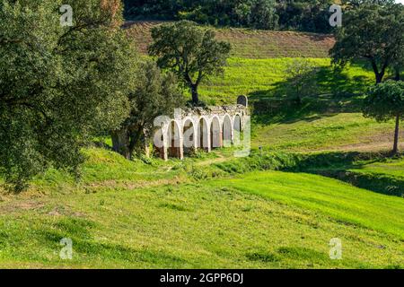 Lorrain acquedotto lungo la 'Via delle fonti', nella campagna di Campiglia Marittima, provincia di Livorno, Toscana, Italia Foto Stock