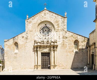 La facciata del Duomo di Otranto, con statue e rosone , a Otranto, provincia di Lecce, Salento, Puglia, Italia meridionale Foto Stock