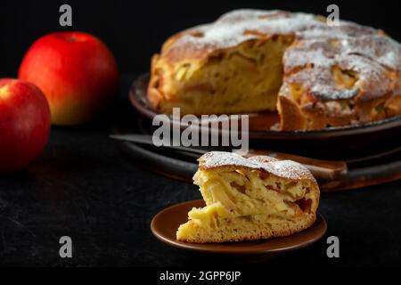 Torta di mele appena sfornata in casa su un piatto Foto Stock