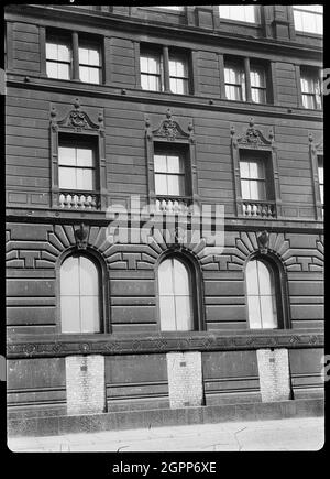 Watts Warehouse, 47 Portland Street, Manchester, 1942. Una vista dettagliata di Watts Warehouse, ora il Britannia Hotel, che mostra tre baie del seminterrato al secondo piano. Precedentemente un magazzino generale costruito tra il 1851 e il 1865 da Travis e Mangnall, l'edificio è diventato da allora un hotel. Ha cinque piani con un seminterrato e padiglione tetto, 23 baie a est e ovest, e sette baie a sud. La facciata sud presenta un'area rustica fino al secondo piano, con finestre a testa tonda al piano terra con voussoirs e keystones. Il primo piano ha quattro finestre a vetri con balaustre a Foto Stock