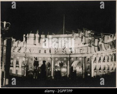 Admiralty Arch, The Mall, City of Westminster, Greater London Authority, 1953. Una vista dell'Admiralty Arch, illuminato e con decorazioni per l'incoronazione della Regina Elisabetta II, vista dal Mall di notte. L'incoronazione di Elisabetta II ebbe luogo il 2 giugno 1953. Lungo il Mall, furono eretti quattro archi di incoronazione, progettati da Eric Bedford. Linee di standard montate con corone dorate, e da cui appese striscioni scarlatto recanti il cipatore reale, e R, collegavano gli archi. Le decorazioni sull'Arco di Ammiragliato comprendevano il cifero reale tra due ancore stilizzate. Foto Stock