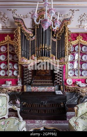 Le piastre vittoriane circondano l'organo con pareti in seta lampone, il B&B di Benedict, St Leonards-on-Sea Foto Stock