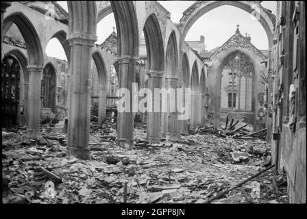 St Andrew's Church, Catherine Street, Plymouth, 1941. Vista interna della navata sud della chiesa di Sant'Andrea, che mostra danni alla bomba. Foto Stock