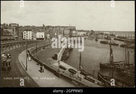 Porto di Ramsgate, Ramsgate, Thanet, Kent, c1901-c1937. Una vista generale che mostra il porto di Ramsgate da nord-ovest, possibilmente sulla Parata reale, e guardando a sud-est con un tram nella forgondaLa cartolina mostra tre livelli di strada a nord del porto con un tram in primo piano. Tra Margate, Ramsgate e Broadstairs, dal 4 aprile 1901 al 1937 marzo, correvano tra Margate, Ramsgate e Broadstairs. I tram di quest'area erano gestiti dalla Electric Tramways and Lighting Co Ltd, erano a due piani e non avevano tetti chiusi. La cartolina è stata stampata da Photochrom Co Ltd, con sede a Londra e Tunbridge Wells f Foto Stock