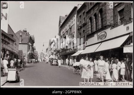 King Street, Ramsgate, Thanet, Kent, c1940-c1960. Una vista sulla strada di Kings Street, vista dal West End e guardando a est, con i numeri 19-21 in primo piano sulla destra. In primo piano è Winters Outfitters, fondata nel 1940. Foto Stock