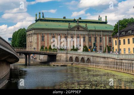 Svezia, Stoccolma, Gamla Stan, Casa della nobiltà con canale in primo piano Foto Stock