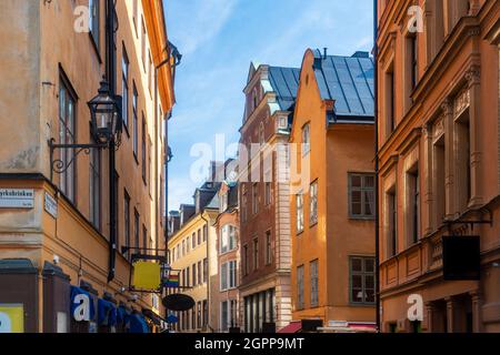 Svezia, Stoccolma, Gamla Stan, vicolo stretto con case storiche Foto Stock