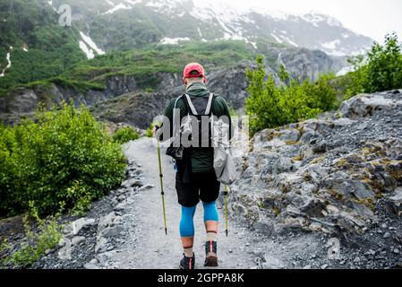 USA, Alaska, vista posteriore dell'escursionista sul sentiero nel Denali National Park Foto Stock