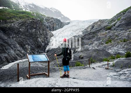 USA, Alaska, Vista posteriore dell'escursionista che guarda il ghiacciaio nel Denali National Park Foto Stock