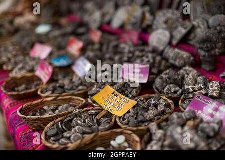 Bolivia, la Paz, Amulets in stalla a Hercardo de Hechiceria (mercato delle streghe) Foto Stock