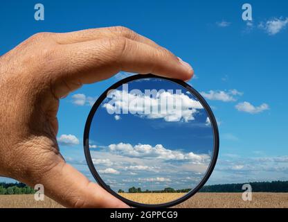 Effetto di un filtro polarizzante mostrato sulla foto del cielo. L'immagine delle nuvole è più alto contrasto attraverso il filtro. Foto Stock