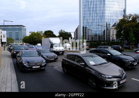 Bruxelles, Belgio. 30 settembre 2021. Gli autisti Uber guidano i loro taxi in un motociclo attraverso il centro della città durante una protesta contro il divieto del governo locale di utilizzare gli smartphone durante la guida a Bruxelles, in Belgio, il 30 settembre 2021. Credit: ALEXANDROS MICHAILIDIS/Alamy Live News Foto Stock