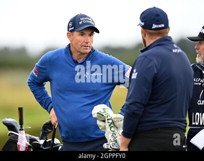 Padraig Harrington (a sinistra) e Shane Lowry sul diciottesimo tee durante il giorno uno del Alfred Dunhill Links Championship a Carnoustie. Data foto: Giovedì 30 settembre 2021. Foto Stock