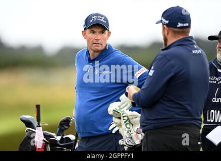 Padraig Harrington (a sinistra) e Shane Lowry sul diciottesimo tee durante il giorno uno del Alfred Dunhill Links Championship a Carnoustie. Data foto: Giovedì 30 settembre 2021. Foto Stock