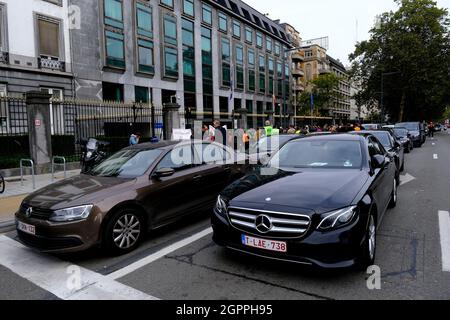 Bruxelles, Belgio. 30 settembre 2021. Gli autisti Uber guidano i loro taxi in un motociclo attraverso il centro della città durante una protesta contro il divieto del governo locale di utilizzare gli smartphone durante la guida a Bruxelles, in Belgio, il 30 settembre 2021. Credit: ALEXANDROS MICHAILIDIS/Alamy Live News Foto Stock