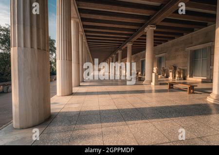 La colonna e le statue a Stoa di Attalos, nell'antica Agora di Atene Foto Stock