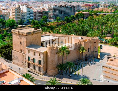 Una vista aerea del Castello di Altamira e del famoso Palmeral de Elche, noto anche come Palm Grove of Elche, un parco pubblico con molte palme in Elche Foto Stock