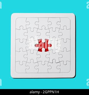 un buco rosso in un puzzle bianco vuoto manca un pezzo su sfondo blu Foto Stock