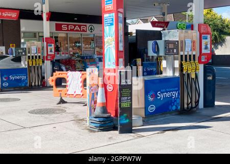 Warminster, Wiltshire, Regno Unito - 29 settembre 2021: Stazione di servizio esso a East Street, Warminster, Inghilterra, senza benzina Foto Stock