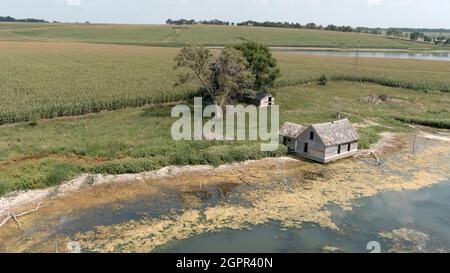 Vista aerea bassa di una fattoria abbandonata e casa colonica in Sud Dakota rurale. Foto Stock