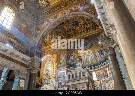 Roma, Italia: Interno della Basilica di Santa Maria a Trastevere con mosaici del XII e XIII secolo nell'abside di Domenico Zampieri Foto Stock