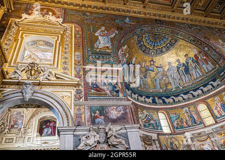 Roma, Italia: Interno della Basilica di Santa Maria a Trastevere con mosaici del XII e XIII secolo nell'abside di Domenico Zampieri Foto Stock