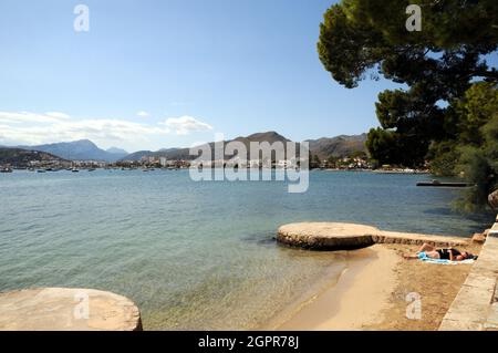 L'area della spiaggia all'estremità nord di Port de Pollenca, conosciuta come Pine Walk, è tranquilla, residenziale e un mondo lontano dalla spiaggia principale. Foto Stock