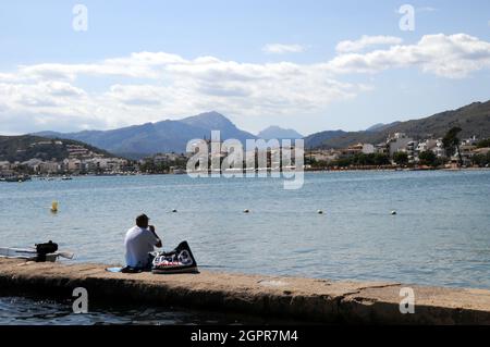 L'area della spiaggia all'estremità nord di Port de Pollenca, conosciuta come Pine Walk, è tranquilla, residenziale e un mondo lontano dalla spiaggia principale. Foto Stock