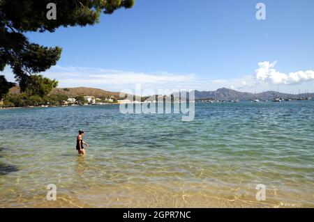 L'area della spiaggia all'estremità nord di Port de Pollenca, conosciuta come Pine Walk, è tranquilla, residenziale e un mondo lontano dalla spiaggia principale. Foto Stock