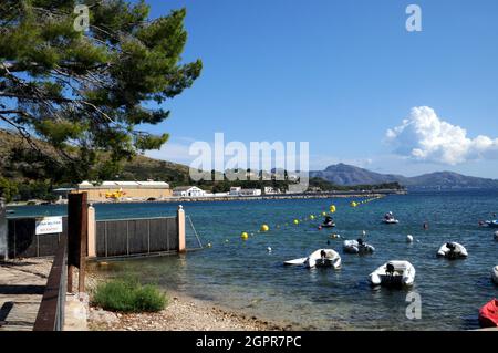 Il Pine Walk lungo la riva a Port de Pollenca, Maiorca, termina presso la zona militare spagnola (zona militar) e una base aerea attiva del governo. Foto Stock