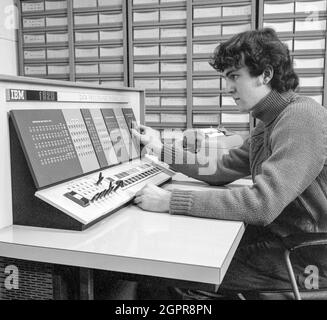 Uno studente al Regent Street Polytechnic (ora Università di Westminster) Londra UK che utilizza un sistema di elaborazione dati IBM 1620 nel 1970. Foto Stock