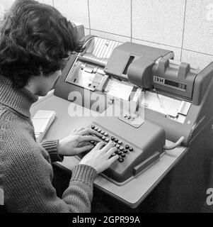 Uno studente al Regent Street Polytechnic, Londra UK (ora Università di Westminster) utilizzando un IBM 26 Printing Card Punch nel 1970. Foto Stock