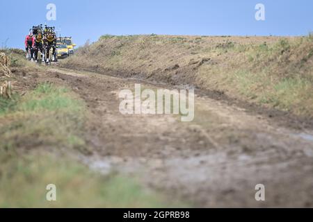 I piloti del team Jumbo-Visma sono raffigurati in azione durante una sessione di allenamento in vista della 118a edizione della gara ciclistica di un giorno 'Paris-Roubaix' di Comp Foto Stock