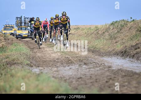 I piloti del team Jumbo-Visma sono raffigurati in azione durante una sessione di allenamento in vista della 118a edizione della gara ciclistica di un giorno 'Paris-Roubaix' di Comp Foto Stock