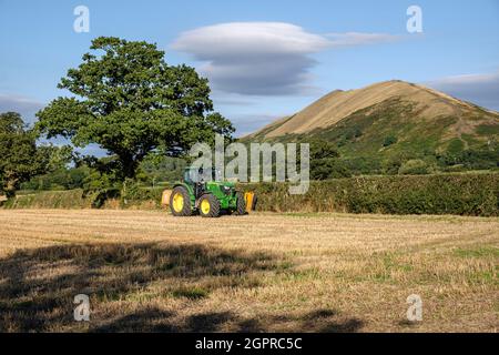 Un agricoltore che taglia una siepe di campo e una vista sul Lawley, vicino a tutto Stretton, Shropshire Foto Stock