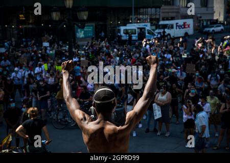 Ginevra, Stati Uniti. 19 Giugno 2020. Le persone prendono parte a una protesta "Black Lives Matter" che commemora Junetseicentesimo nel quartiere di Brooklyn a New York, negli Stati Uniti, il 19 giugno 2020. Credit: Michael Nagle/Xinhua/Alamy Live News Foto Stock