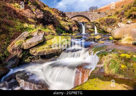 Three Shires Bridge / Three Shire Heads - un incontro di percorsi a cavallo in un ponte che segna l'incrocio di 3 contee, Peak District National Park Foto Stock