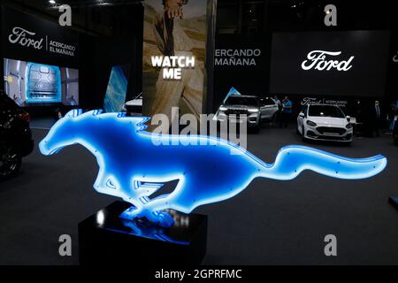 Barcellona, Spagna. 30 settembre 2021. Un logo illuminato della Ford Mustang può essere visto allo stand Ford prima dell'inizio ufficiale della mostra di auto. Lo spettacolo "Automobile Barcelona" si terrà dal 2 al 10 ottobre. Credit: Clara Margais/dpa/Alamy Live News Foto Stock