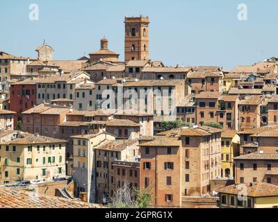 Paesaggio urbano del centro storico di Siena un posto meraviglioso in Toscana, Italia con il suo vecchio edificio medievale e tetti rossi visto da Orto dei Tolomei Foto Stock