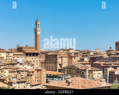 Paesaggio urbano del centro storico di Siena un posto meraviglioso in Toscana, Italia con il suo vecchio edificio medievale e tetti rossi visto da Orto dei Tolomei Foto Stock