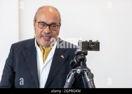 Il Dr. Andreas Kaufmann, attuale Presidente del Consiglio di sorveglianza di Leica Camera AG, presenta la mostra Leica No. 105 (1923/1924) della Zero-Series, una telecamera originariamente posseduta e utilizzata da oskar Barnack, Alla conferenza stampa per la riapertura del Museo Ernst Leitz, vicino alla sede della Leica Camera AG a Wetzlar, Germania, il 30th settembre 2021. Credit: Christian Lademann / LademannMedia Foto Stock