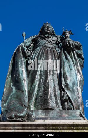 Inghilterra, Hampshire, Portsmouth, Guildhall Square, Queen Victoria statue Foto Stock