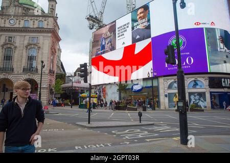 Una pubblicità della Coca Cola a sostegno dell'Inghilterra è esposta su un grande quadro elettrico nel centro di Londra, 10 luglio 2021, prima della finale dell'euro. Foto Stock