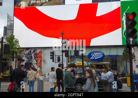 Una pubblicità della Coca Cola a sostegno dell'Inghilterra è esposta su un grande quadro elettrico nel centro di Londra, 10 luglio 2021, prima della finale dell'euro. Foto Stock