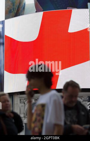 Una pubblicità della Coca Cola a sostegno dell'Inghilterra è esposta su un grande quadro elettrico nel centro di Londra, 10 luglio 2021, prima della finale dell'euro. Foto Stock