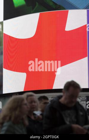 Una pubblicità della Coca Cola a sostegno dell'Inghilterra è esposta su un grande quadro elettrico nel centro di Londra, 10 luglio 2021, prima della finale dell'euro. Foto Stock