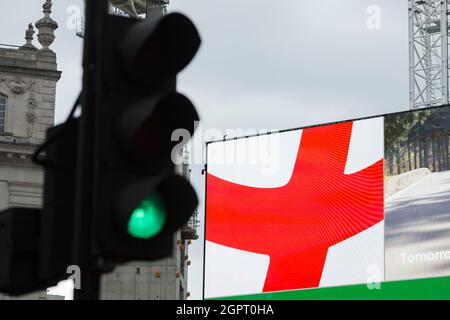 Una pubblicità della Coca Cola a sostegno dell'Inghilterra è esposta su un grande quadro elettrico nel centro di Londra, 10 luglio 2021, prima della finale dell'euro. Foto Stock