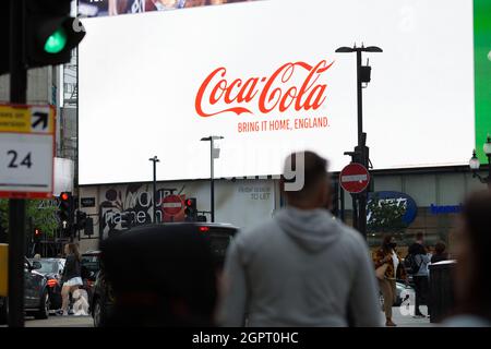 Una pubblicità della Coca Cola a sostegno dell'Inghilterra è esposta su un grande quadro elettrico nel centro di Londra, 10 luglio 2021, prima della finale dell'euro. Foto Stock